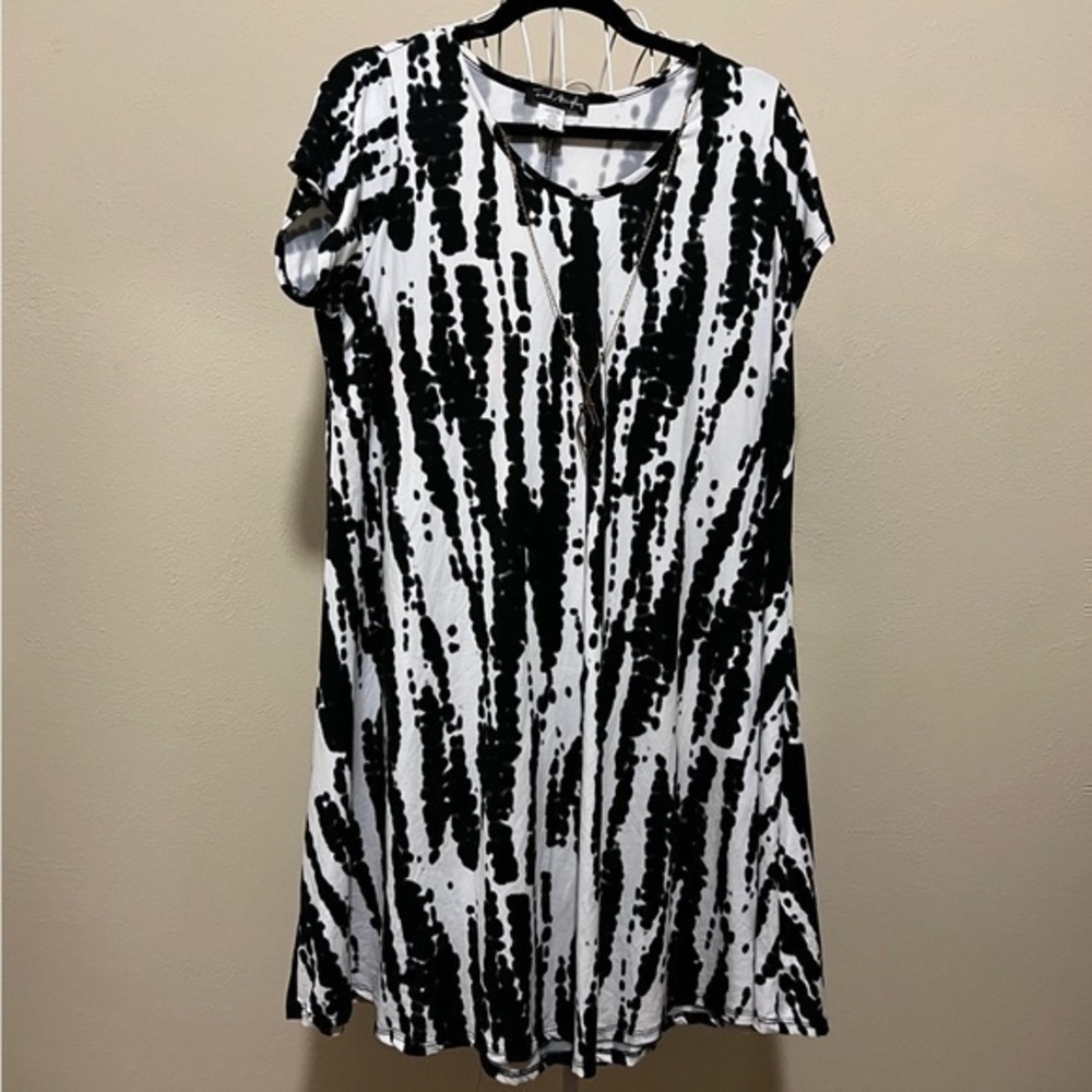 French Atmosphere black/white cap-sleeved dress w/gold necklace. Size 1X. EUC.